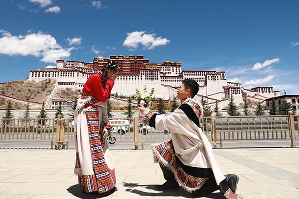 情侣去西藏旅游7天要准备多少钱？情侣去西藏玩7天费用要多少？