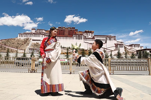 去西藏旅游7天两个人要多少钱？到西藏玩7天要多少钱两个人？