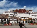去西藏拉萨旅行一段时间住哪里更方便一些